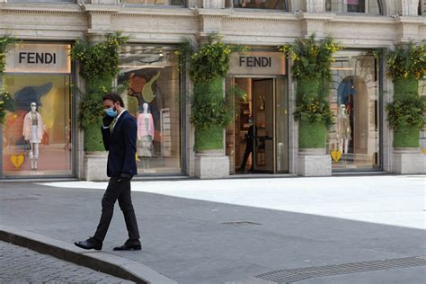 rapina da fendi|Fendi, rapina in via del Corso a Roma: rubate una trentina di .